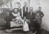 Rodina prarodičů Josefa a Kateřiny Pazderkových v roce 1911