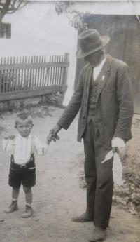 Stanislav Pazderka with his grandfather Josef in 1935