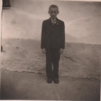 Eduard Kraus před rodným domem č. 27 v Drahoňově Újezdu, květen 1945