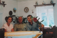 Manželé s dalším politickým vězněm Otou Štrochem, 90. léta