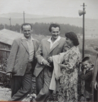 S manželem, jeho bratrem Jiřím a malým Rudou, 1963