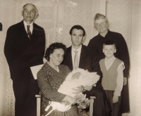 Se synem Rudou a Pavlem, manželem a jeho rodiči, 1961