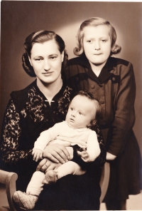 Roční Jiřina s maminkou a se starší sestrou (1947)
