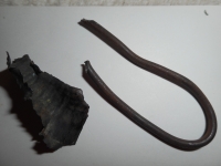 Kousek granátu, který se zastavil o dědečkovo oblečení a drát, který ho zachytil v uranové šachtě