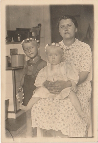 Marie Zahradilová se svými dvěma dětmi, Marií a Františkem