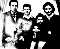 Anastasia Pistola s manželem Jorgisem a dětmi