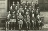 školní rok 1940, spodní řada, druhý zprava