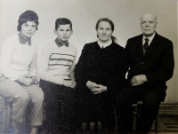 Prarodiče Hedvika a František Švédovi s vnoučaty Radslavem a Ludmilou, cca 1962