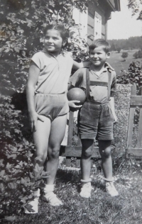 Sourozenci Ludmila a Radslav Švédovi, 1956