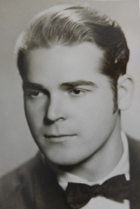 Maturitní foto otce Václava Švédy, 1945