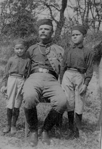 Václav Švéda (vpravo) s otcem Františkem a bratrem Zdeňkem za první republiky