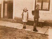 Maria a Georg Frank, první školní den 1944
