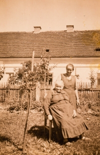 Matka s babičkou, Potočiště, 1940