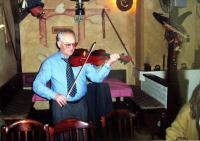 Houslistou, jak chtěl jeho otec se nestal, ale hrát na housle umí