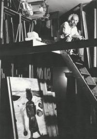 Petr Pavlík v ateliéru Na louži s obrazem Poutnice, Praha 2000