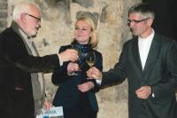 Vlevo Petr Pavlík, čestný občan Prahy 2, se starostkou Prahy 2 Janou Černochovou a páterem Málkem, Praha  2014