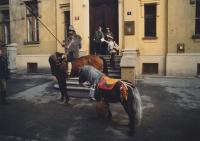 Symposium AVU, dr. Pavel Petřík jako Don Quijote předává elaborát pro Milana Knížáka, Praha 1995