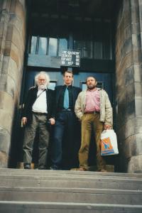 Před Glasgow School of Arts zleva Petr Pavlík, Richard Drury, Jiří Beránek, Glasgow 2000