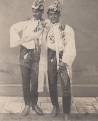 vpravo tatínek František Fojtíček 