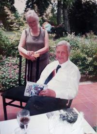 Manželé Kyselkovi na zahradě