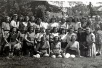 Marie v české škole (první řada, dívka uprostřed)
