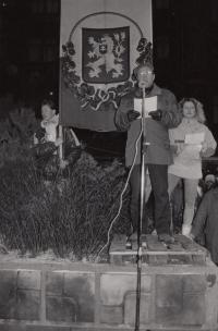 Martina Samková v době sametové revoluce - u katedrály sv. Bartoloměje