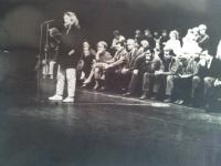 Martina Samková čte v divadle prohlášení