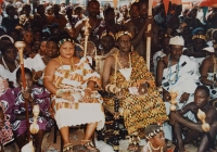 Fotografie z Ghany, kde pamětník Vladimír Klíma působil jako velvyslanec v letech 1995 až 1999, z náčelnické slavnosti.