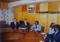 Pamětník Vladimír Klíma na fotografii druhý zleva při zasedání při svém působení jako velvyslanec v Ghaně v letech 1995 až 1999