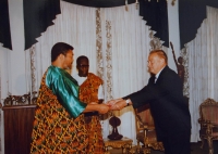Pamětník Vladimír Klíma na fotografii přebírá akreditaci velvyslance od Jerry Rawlingse prezidenta Ghany dne 19.12.1995.