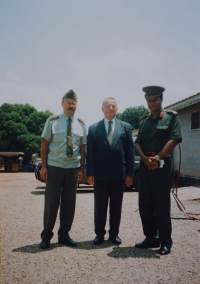 Pamětník Vladimír Klíma na fotografii při setkání při svém působení jako velvyslanec v Ghaně 1995 až 1999.