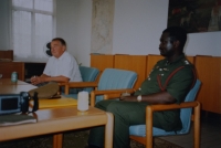 Pamětník Vladimír Klíma na fotografii při setkání při svém působení jako velvyslanec v Ghaně v letech 1995 až 1999