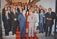 Pamětník Vladimír Klíma na fotografii s vládní reprezentací České republiky v roce 1996.