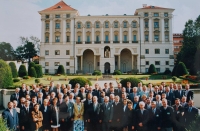 Pamětník Vladimír Klíma na fotografii s vládní reprezentací České republiky v roce 1998, sraz velvyslanců.
