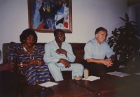 Pamětník Vladimír Klíma na fotografii z Afriky, kde působil jako velvyslanec v letech 1995-99 - setkání Ghansko-Českého přátelství.