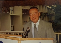 Pamětník Vladimír Klíma na fotografii z Afriky, kde působil jako velvyslanec v letech 1995 až 1999