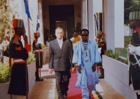 Pamětník Vladimír Klíma na fotografii z akreditace v Ghaně 19.12.1995, kde působil jako velvyslanec se šéfem diplomatického protokolu Puli.
