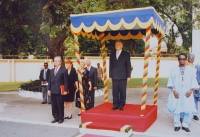 Pamětník Vladimír Klíma na fotografii z akreditace v Ghaně 19. prosince 1995, kde působil jako velvyslanec do roku 1999