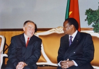 Pamětník Vladimír Klíma při akreditaci velvyslancem Burkina Faso na fotografii s prezidentem Blaise Campaoré.