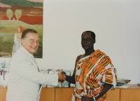 Pamětník Vladimír Klíma na fotografii s náčelníkem Oloogo VI. z oblasti Yilo-Krobo, Ghany, kde působil jako velvyslanec v letech 1995 až 1999.