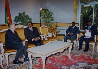 Pamětník Vladimír Klíma při akreditaci velvyslancem Burkina Faso na fotografii s prezidentem Blaise Compaoré.