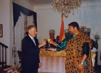 Pamětník Vladimír Klíma při akreditaci velvyslancem na fotografii s Jerry Rawlingsem prezidentem Ghany 19. prosince 1995