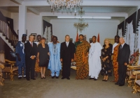 Pamětník Vladimír Klíma při akreditaci velvyslancem na fotografii s Jerry Rawlingsem prezidentem Ghany 19.12.1995.