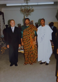 Pamětník Vladimír Klíma při akreditaci velvyslancem na fotografii s Jerry Rawlingsem prezidentem Ghany 19.12.1995.