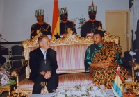 Pamětník Vladimír Klíma při akreditaci velvyslancem na fotografii s Jerry Rawlingsem prezidentem Ghany 19. prosince 1995