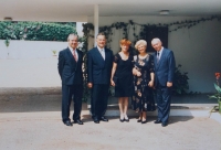 Vladimír Klíma s manželkou uprostřed na fotografii z Ghany před ambasádou České republiky s dalšími rezidenty ambasády