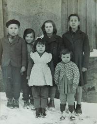 Řecké děti v Horním Údolí v roce 1958. Zacharula Sotiropulu (Jordanidu) druhá zprava nahoře