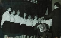 Řecký pěvecký sbor Zlaté Hory v roce 1967. Zacharula Jordanidu čtvrtá zleva