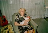 Hildegarda Pawlusová s vnučkou Annou, 2002