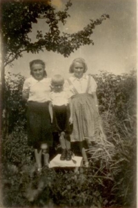 Pamětnice H. Pawlusová v cca 16 letech (1. zleva), uprostřed její bratr Alfréd, vpravo maminka Helena Fusíková